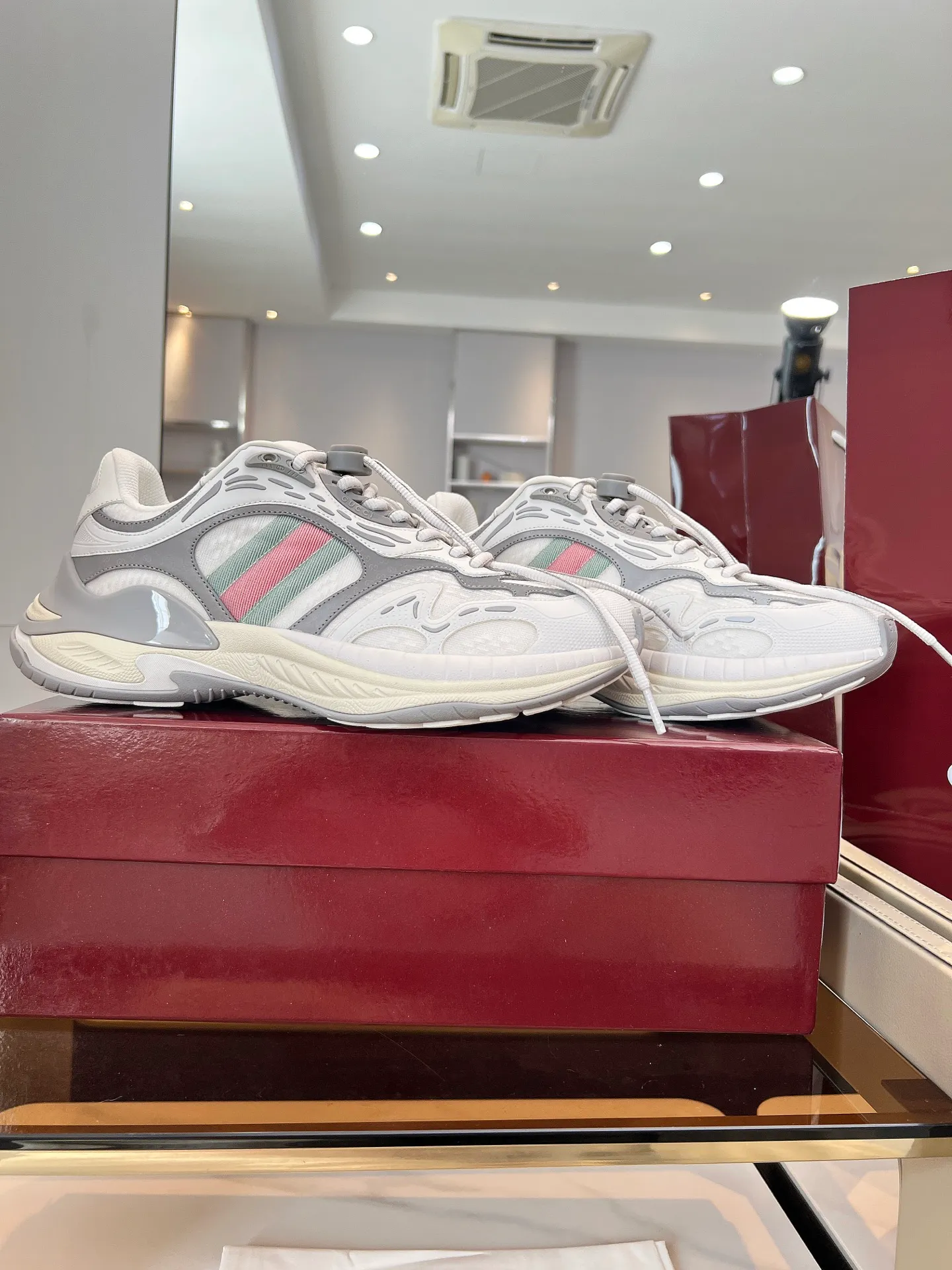 [G Home] P:920💰 Men’s size comes out first Size: 39-45 (45 customized) 2025Gucci series 2.0 sports shoes are made with heavy investment❤️‍🔥❤️‍🔥❤️‍🔥Renewed interpretation of the brand's iconic striped webbing elements😍😍When retro genes collide with futuristic design🎊🎊This new pair of Gucci shoes directly reaches the trend threshold💥 ✔️Color combination of caron contrast + classic stripes, GG reflective piping, visual impact, and comes with a high-light filter for street use ✔️ The structure is made of multi-layer splicing of different materials, mesh is breathable, leather is shaped, and the outsole is made of EVA foam and TPU. 😍😍😍Fashion and practicality are both online ✔️ Detailed double G midsole + iconic double G lock shoelaces, retro DNA is crazy and restless, and every step is based on the trendy aesthetic ❤️❤️❤��❤️